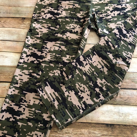 Women’s VOGO Athletica Digital Camo Crop Leggings - Picture 3 of 6